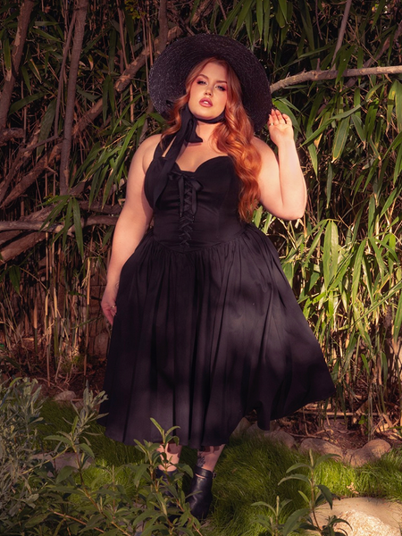 The Ambrosia Dress in Black is a vision of gothic beauty. Its elegant design and rich, dark hues create an air of mystery and enchantment, ideal for twilight soirées and whispered secrets.