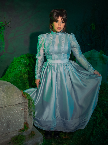 Detail shot of the back zip closure and flawless tailoring, highlighting the dress’s sculpted silhouette. A polished piece for those who dare to enchant.