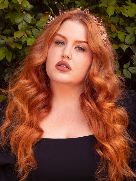 Glimmering like starlight, the Garnet Rhinestone Floral Leaf Hair Wire in Gold wraps your hair in a halo of elegance. Sparkling garnets set in golden leaves create an ethereal crown, ideal for darkly romantic evenings or enchanted garden parties.
