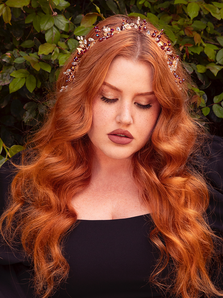 Channel the allure of a forest nymph with the Garnet Rhinestone Floral Leaf Hair Wire in Gold. Crimson gems sparkle like dew drops, nestled among golden leaves, making it the perfect adornment for a romantic look infused with nature's charm.
