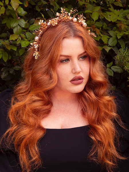 A timeless blend of elegance and mystique, the Crystal and Pearl Floral Leaf Hair Wire in Gold features sparkling crystals and luminous pearls. This exquisite piece brings a hint of vintage glamour to any hairstyle, perfect for enchanting evenings.