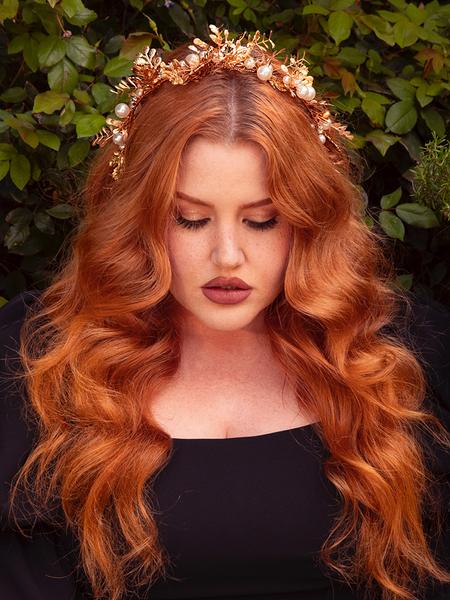 Illuminate your locks with the Crystal and Pearl Floral Leaf Hair Wire in Gold, where delicate pearls and shimmering crystals nestle among golden leaves. This ethereal piece adds a touch of celestial elegance, perfect for bridal looks or moonlit soirées.