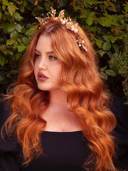 The Crystal and Pearl Floral Leaf Hair Wire in Gold captures the essence of romance, with clusters of pearls and sparkling crystals woven into golden leaves. This enchanting piece is a must-have for gothic brides or those seeking a touch of fairy-tale magic.