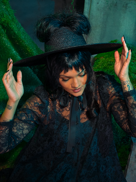 The Beetlejuice™ Lydia Deetz Open Crown Hat captures gothic fashion at its finest. With its bold open crown and wide brim, it summons the essence of Lydia Deetz's dark, brooding style, making it a striking accessory for those who embrace the shadows.
