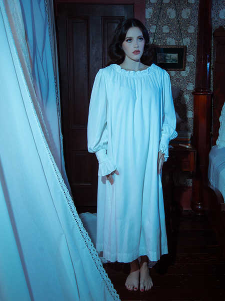 Perfect for moonlit dreams, the Victorian Sleeping Dress in Ivory pairs gentle fabric with exquisite details for an air of haunting grace.