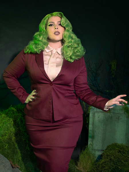 Turn heads at your dark ceremony with the Beetlejuice™ Wedding Blazer. Crafted in rich burgundy velvet, this blazer’s structured fit and gothic detailing make it a regal choice, perfect for weaving mystery and elegance into every glance.