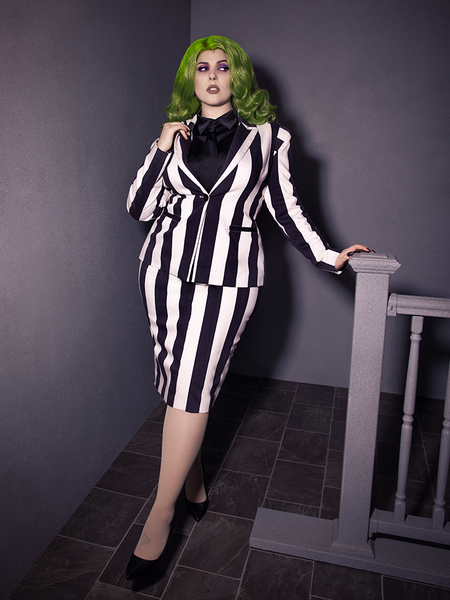 Reveal your dark side with the BEETLEJUICE™ Striped Corset Blazer. Tailored lines and corset lacing create a refined yet edgy ensemble.