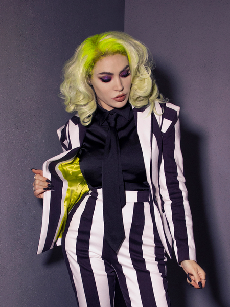 With sharp lapels and corset detailing, this BEETLEJUICE™ blazer conjures a bold statement, perfect for stepping into the shadows.
