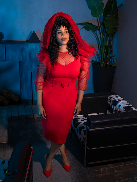 Female model looks off and to the left while wearing the BEETLEJUICE™ Lydia Dress with matching veil.