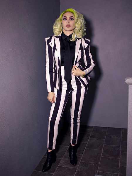 The BEETLEJUICE™ Corset Blazer is your key to commanding gothic elegance, featuring pinstripe brilliance and corset-inspired tailoring.