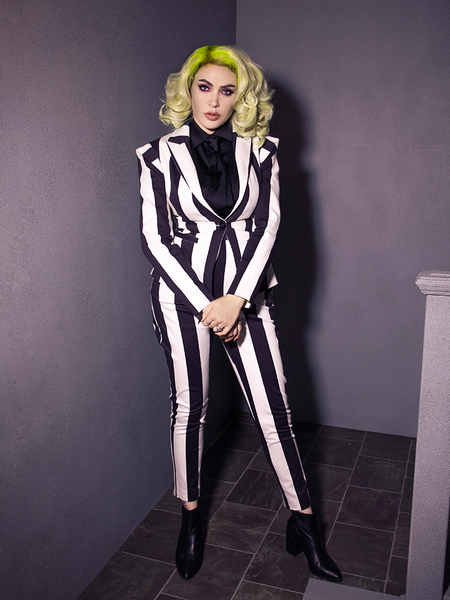 Cinch your silhouette in timeless monochrome with the BEETLEJUICE™ Corset Blazer, perfect for adding a gothic twist to sharp tailoring.