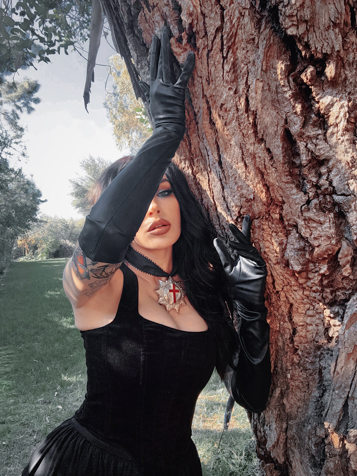 The Faux Leather Opera Gloves anchor a complete gothic glamour look, proving that true dark elegance is found in the most dramatic of details.