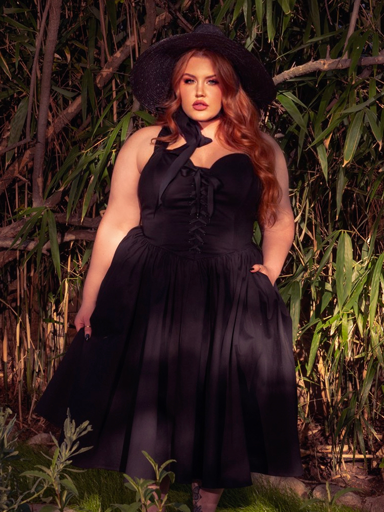 Step into timeless elegance with the Ambrosia Dress in Black. Its sleek silhouette and luxurious fabric create an air of gothic sophistication, perfect for moonlit soirées and enchanting evenings.