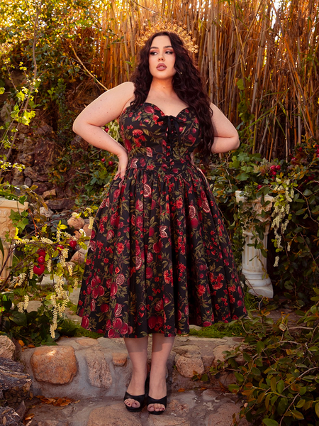 The Ambrosia Dress in Pomegranate Print exudes dark elegance. Its classic design and deep red hues create a sense of mystery and timeless beauty, ideal for enchanting evenings and secret trysts.