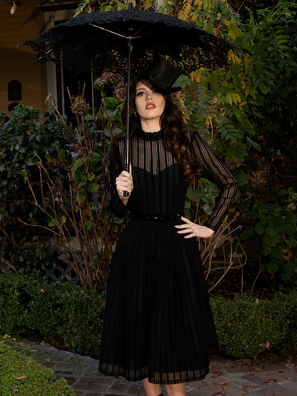 A vision of somber beauty, the Funeral Dress in Black drapes the figure in flowing, jet-black fabric—perfect for moments of reflection and timeless grace.