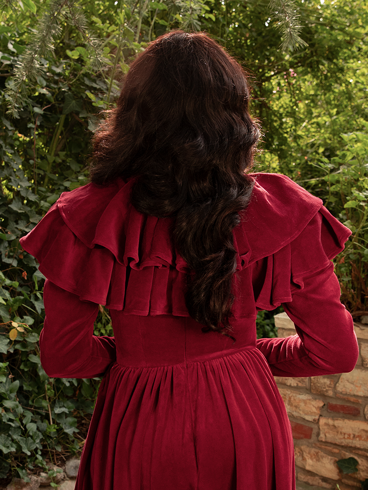 With each poised glance, Micheline Pitt transforms the Haunted Beauty Capelet in Crimson into a weapon of seduction—grace sharpened by mystery.