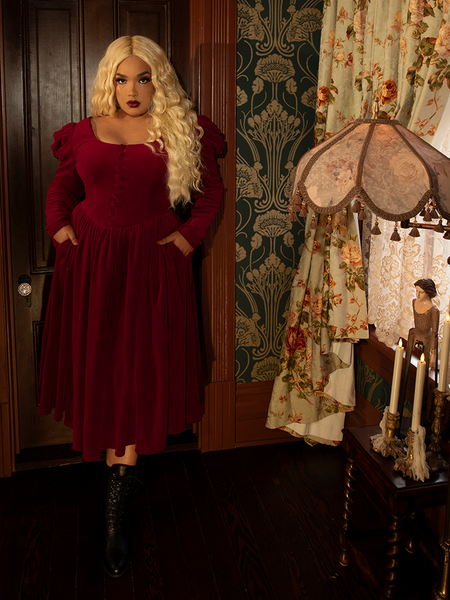 With its rich crimson color, structured bodice, and vintage lace detailing, the Haunted Beauty Victorian Dress in Crimson embodies the romance and mystery of Victorian-era fashion.