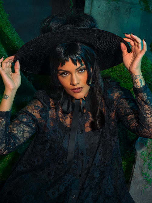 Channel your inner Lydia Deetz with the Beetlejuice™ Lydia Deetz Open Crown Hat, a gothic accessory with iconic flair. Its unique open-crown design and wide brim exude dark whimsy, perfect for those who prefer their fashion with a supernatural twist.