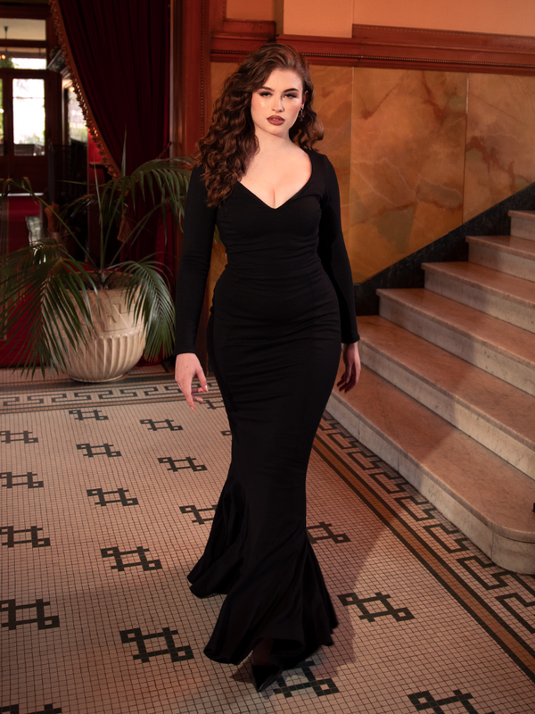 Perfect for soirées of shadow and candlelight, the Morticia Dress in Black drapes the body in haunting elegance, whispering gothic sophistication.