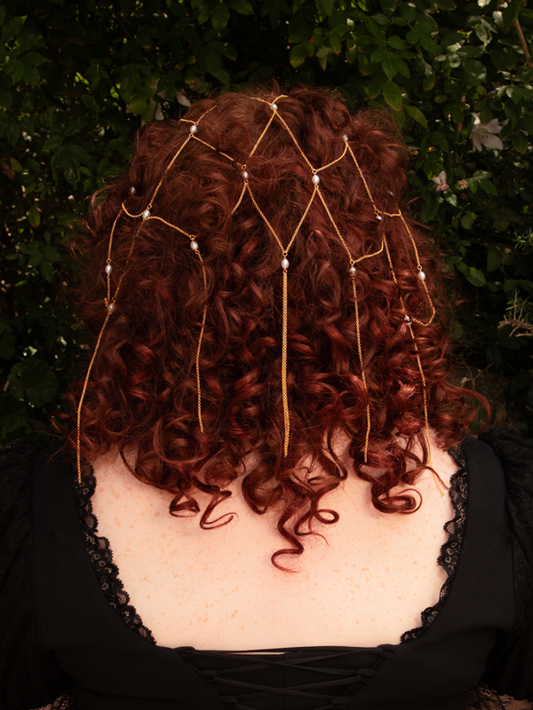 A vision of antique opulence—gold tassel chains adorned with luminous pearls form a veil of romantic glamour. Comfortable to wear, gentle on hair; avoid moisture for lasting shine.
