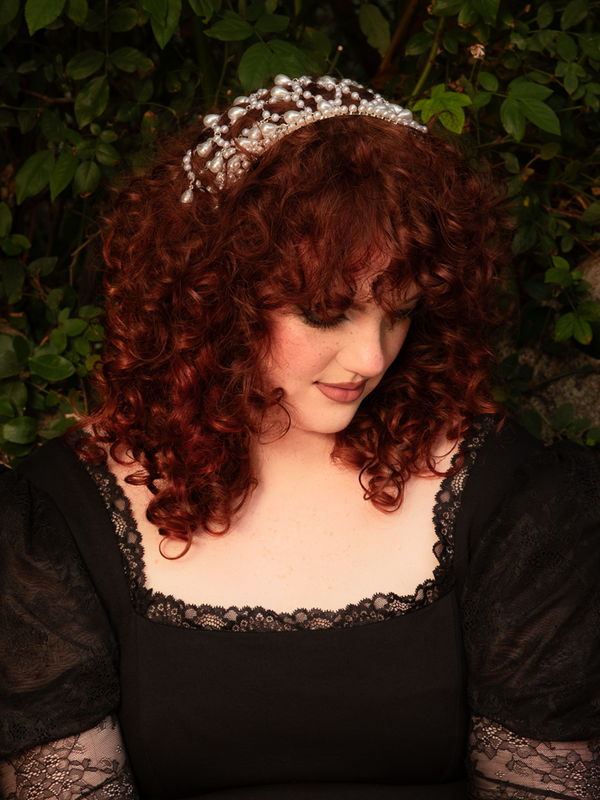 Silver arcs and falling pearls cascade like moonlit rain, crowning the hair with quiet opulence. Lightweight and fluid for comfortable wear; handle gently to preserve its shine.