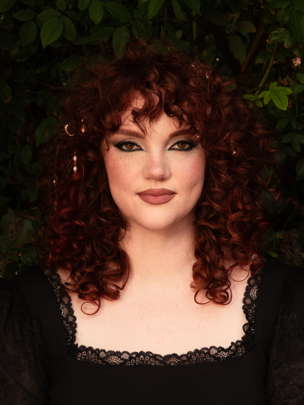 An echo of midnight royalty, silver chains and pearls fall in soft harmony, framing the hair in ethereal glamour. Lightweight design ensures comfort; polish gently when needed.