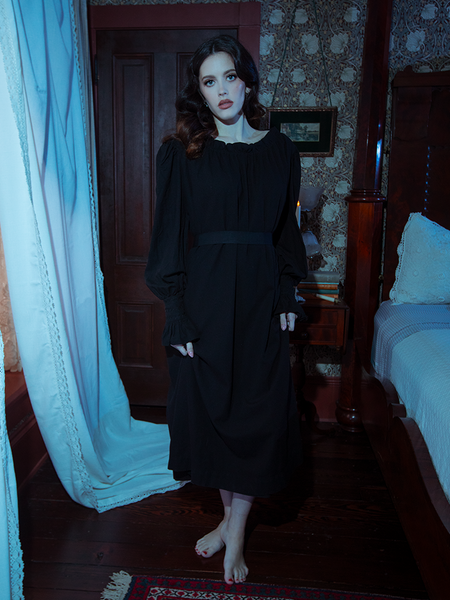 A masterpiece of nocturnal beauty, the Victorian Sleeping Dress in Black captivates with its high collar and intricate lace sleeves.