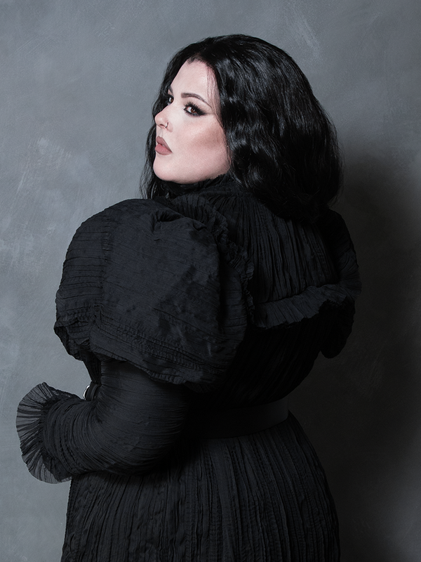 This belt features the delicate grip of Victorian hands, rendered in a noir finish for the modern goth wardrobe.