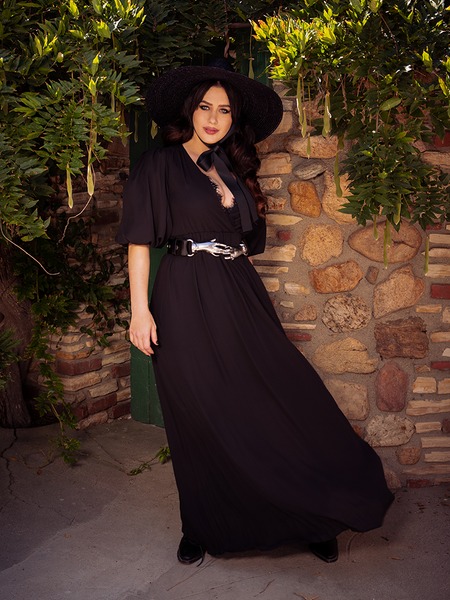 How to Look Stylish Wearing a Simple Black Dress - Vidart & Life