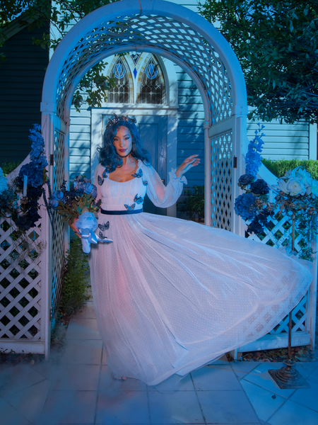 I turned a old wedding dress into my dream costume. Emily from